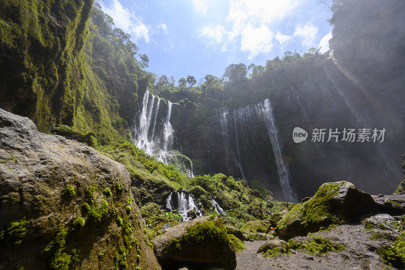 在印度尼西亚爪哇岛的Tumpak Sewu瀑布峡谷内